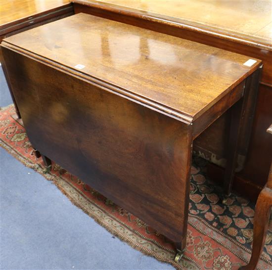 A George III mahogany dropleaf table W.92cm